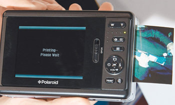 즉석 디카8일 ‘CES 2009’에서 소개된 폴라로이드사의 즉석 디지털카메라 ‘포고’. 사진을 즉석에서 뽑아볼 수 있다. 라스베이거스=AFP 연합뉴스