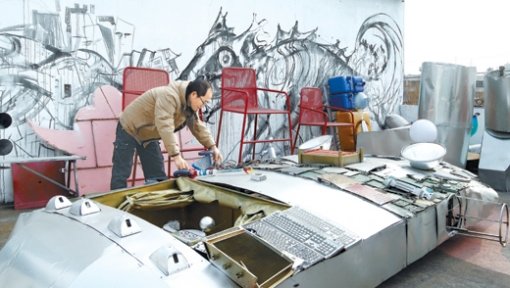 서울 영등포구 문래동 철재상가단지에 예술가들이 속속 입주해 새로운 문화 공간으로 탈바꿈하고 있다. 홍진환 기자