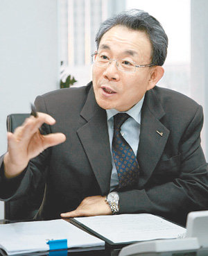 김진호 우림건설 총괄사장은 “국내외 경기 침체로 올해도 험난한 한 해가 되겠지만 임직원들의 응집력을 바탕으로 위기를 돌파해 나가겠다”고 말했다. 사진 제공 우림건설