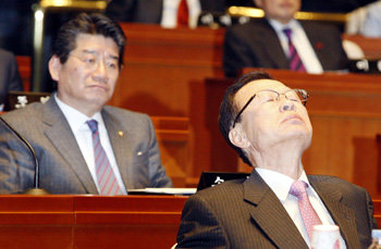 “피곤합니다” 13일 국회 본회의에 앞서 열린 한나라당 의원총회에서 박희태 대표가 눈을 감고 고개를 뒤로 젖힌 채 생각에 잠겨 있다. 안철민  기자