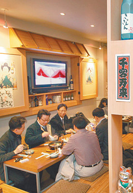 일본의 대형 외식 체인점들이 한국의 젊은 층을 주 고객으로 삼아 속속 서울에 입성하고 있다. 일본 이자카야(선술집)를 그대로 들여온 가츠라의 실내 전경. 이훈구 기자