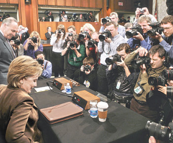 힐러리 클린턴 국무장관 후보자(왼쪽)가 13일 워싱턴 의회의사당에서 열린 인사청문회에 참석해 자리에 앉고 있다. 워싱턴=로이터 연합뉴스