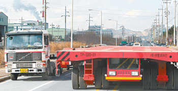 15일 오후 전남 영암군 대불국가산업단지 내 도로를 대형 트랜스포터가 힘겹게 지나가고 있다. 영암=박영철  기자