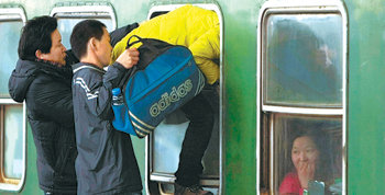 15일 중국 장쑤 성 난징 기차역에서 한 승객이 창문으로 고향 가는 열차에 오르고 있다. 난징=로이터 연합뉴스