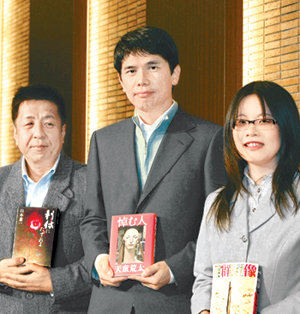 왼쪽부터 야마모토 겐이치, 덴도 아라타(나오키상), 쓰무라 기쿠코(아쿠타가와상) 씨. 사진 제공 아사히신문