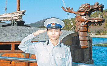 16일 경남 진해시 해군사관학교 가입교식에 참석한 베트남 해사 위탁교육생 부딘뚝 생도가 거북선 모형 앞에서 거수경례를 하고 있다. 사진 제공 해군본부
