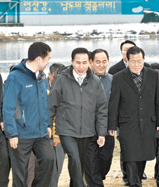 ‘영산강 살리기’ 현장 방문이명박 대통령이 16일 전남 나주의 옛 포구였던 영산포를 방문해 영산강가를 둘러보며 ‘영산강 살리기 사업’ 현황을 보고받고 있다. 나주=청와대 사진기자단