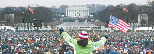 유명 연예인 축하 공연 성황 버락 오바마 대통령 당선인의 공식 취임을 이틀 앞둔 18일 미국 워싱턴 링컨기념관 앞에서 열린 ‘우리는 하나’ 콘서트는 40만 명의 청중이 모이는 등 성황을 이뤘다. 이날 공연에는 비욘세, 보노, 본 조비, 제이미 폭스, 덴절 워싱턴 등 유명 연예인들이 무료로 공연해 열기를 더했다. 워싱턴=AFP 연합뉴스