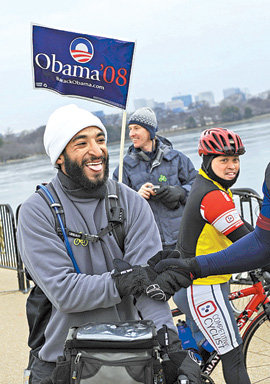 취임축하 자전거로 미국 횡단 버락 오바마 당선인의 대통령 취임을 기념하기 위해 자전거를 타고 미국을 횡단했던 사이클 선수 라이언 보언 씨가 18일 워싱턴에 위치한 제퍼슨기념관에 도착해 휴식을 취하고 있다. 보언 씨는 캘리포니아 주 로스앤젤레스의 자택을 출발해 워싱턴까지 4828km에 이르는 거리를 달려왔다. 그는 20일 오바마 대통령 취임식에서 VIP 좌석에 앉을 예정이다. 워싱턴=AFP 연합뉴스