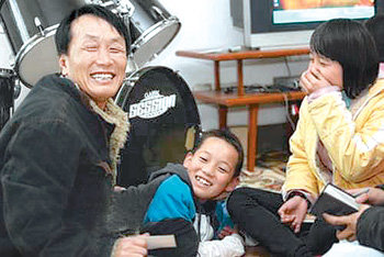 16명의 중국인 고아를 키우고 있는 계성찬 씨(왼쪽)가 아이들과 즐겁게 놀고 있다. 사업차 중국에 왔던 계 씨는 고아들을 만난 뒤 쿤밍 시 양창샤오춘에서 ‘이상의 집’이라는 보육원을 운영하게 됐다. 사진 출처 두스시보