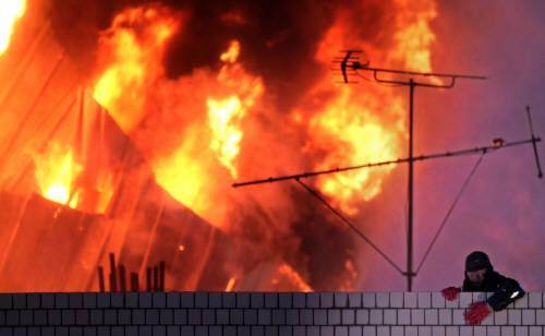 안에 동료가 있다 20일 새벽 서울 용산 4구역 철거민대책위원회 회원들이 농성중인 한강대로변 재개발지역의 한 건물 옥상에서 경찰의 강제진압이 진행된 가운데 옥상에 설치한 망루에 불이 나자 한 농성 철거민이 안에 사람이 있다며 울부짖고 있다. 이들은 정부에 이주 대책을 마련해 줄 것을 요구하며 지난 19일부터 시위를 벌여왔다. [연합]