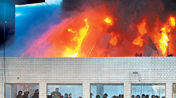 화염 속으로전국철거민연합 회원들이 서울 용산의 한 건물 옥상에 설치한 망루가 화염에 휩싸여 있다. 이들은 정부에 이주 대책 마련을 요구하며 19일부터 점거농성을 벌였다. 연합뉴스