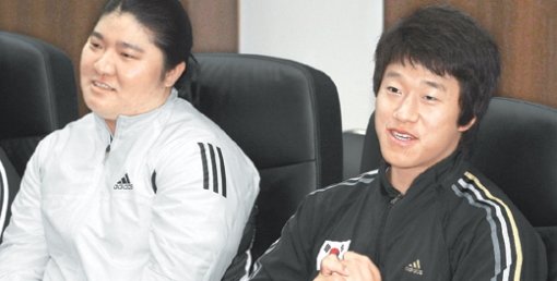 지난해 베이징 올림픽 역도 금메달리스트인 장미란(왼쪽)과 사재혁이 21일 서울 태릉선수촌에서 열린 역도 대표팀 미디어데이 행사에서 올해 포부를 밝히고 있다. 연합뉴스