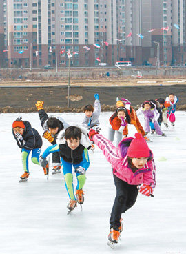 논에 물을 얼려 만든 서울 강서구 발산동 발산 스케이트장. 22일 오전 어린이들이 즐겁게 스케이트를 타고 있다. 변영욱 기자