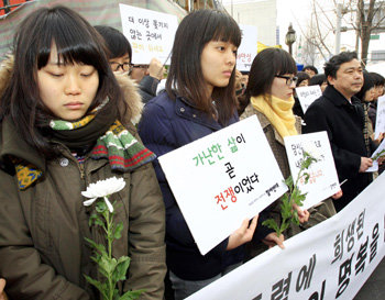 22일 오후 서울 용산구 한강로2가 남일당빌딩 앞 용산 참사 사고 현장에서 참여연대 회원들이 희생자들을 위한 추모집회를 열고 있다. 전영한 기자