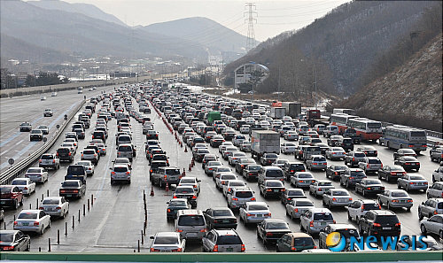 설날을 이틀 앞둔 24일 오후 중부고속도로 동서울 영업소 부근에서 고향 가는 귀성행렬로 하행선이 극심한 정체현상을 빚고 있다. 뉴시스