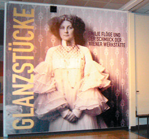 클림트의 ‘영혼의 동반자’였던 에밀리 플뢰게(사진)의 초상을 전시 중인 빈 미술관의 2층 입구.
