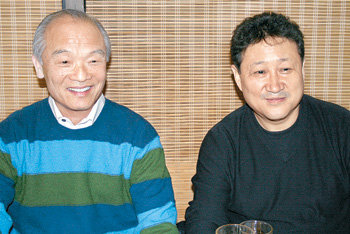 한국 유학생들을 돕는 ‘만우장학회’ 설립자 조일환 회장(왼쪽)이 100만 달러를 기부한 김대원 사장과 만나 미소를 짓고 있다. 사진 제공 위키드패션