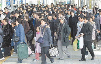 고향의 情 가득 담고… 설 연휴 마지막 날인 27일 오후 고향에서 설을 보내고 열차로 귀경한 시민들이 서울역을 빠져나오고 있다. 박영대 기자