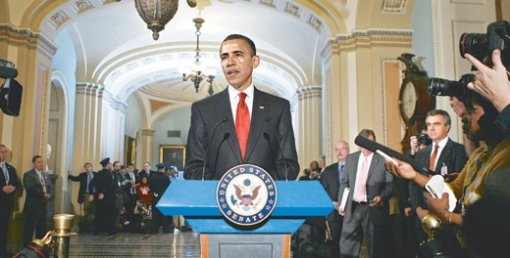 오바마 ‘깜짝 기자회견’버락 오바마 미국 대통령이 경기부양책의 의회 통과를 위해 27일 의회를 방문했다가 예정에 없던 기자회견을 하고 있다. 오바마 대통령은 이날 경기부양책에 부정적인 공화당 의원들을 만나 경기를 되살리려면 8250억 달러 규모의 경기부양책이 반드시 필요하다고 설득했다. 워싱턴=로이터 연합뉴스