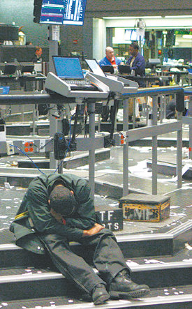 美 기준금리 유지… 시장의 봄은 언제?28일 미국 시카고 선물거래소에서 한 직원이 고개를 숙인 채 잠시 휴식을 취하고 있다. 이날 미 연방준비제도이사회는 “지난해 12월 이후 경제가 더욱 악화돼 저금리 정책이 필요하다”며 기준금리를 종전대로 역대 최저 수준인 0∼0.25%를 유지하기로 결정했다. 시카고=로이터 연합뉴스