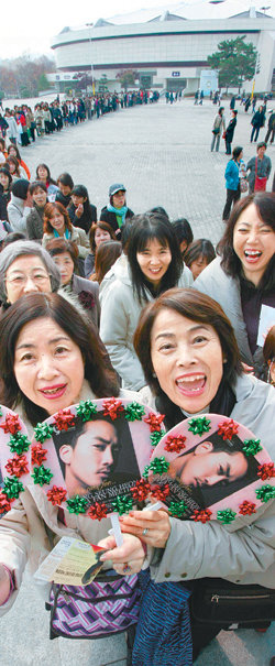 2000년대 동아시아를 중심으로 본격화된 한류는 스타를 보기 위해 한국을 찾는 한류관광으로 이어졌지만 최근 급격히 약화되고 있다는 우려가 나오고 있다. 사진은 일본 중년 여성들의 참가가 많았던 2006년 11월 배우 송승헌 씨의 군 제대 기념 팬미팅 행사. 동아일보 자료 사진