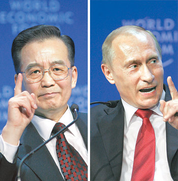 원자바오 중국 국무원 총리(왼쪽)와 블라디미르 푸틴 러시아 총리가 28일 스위스 다보스포럼에서 글로벌 경제위기를 초래한 미국을 강하게 비판하고 있다. 국가 정상이 공개석상에서 이 같은 비판을 하는 것은 이례적이다. 다보스=신화 EPA 연합뉴스