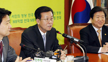 29일 국회에서 열린 민주당 고위정책조정회의에서 원혜영 원내대표(가운데)가 용산 참사와 국회 현안에 대해 얘기하고 있다. 안철민 기자