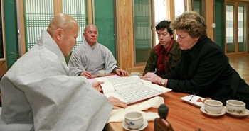 캐슬린 스티븐스 주한 미국대사의 블로그 ‘심은경의 한국이야기’에 올라 있는 경남 합천군 해인사 방문 사진. 아들과 함께 해인사를 찾은 스티븐스 대사는 불교 신도들의 삼천배에 대한 인상, 해인사의 아름다운 설경 등 템플스테이를 하면서 느낀 소감도 함께 적어놓았다. 사진 출처 ‘카페 USA’