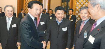 李대통령, 한국노총 위원장과 악수이명박 대통령이 29일 청와대에서 열린 10차 국가경쟁력강화위원회 회의에 앞서 장석춘 한국노총 위원장(가운데)과 악수하고 있다. 이날 회의에서는 모든 규제에 일몰제를 적용하는 방안이 논의됐다. 청와대 사진기자단