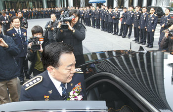 어청수 경찰청장이 30일 서울 서대문구 경찰청에서 퇴임식을 마친 뒤 청사를 떠나고 있다. 홍진환 기자