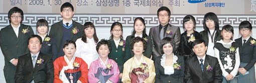 삼성복지재단은 30일 서울 중구 태평로 삼성생명 국제회의실에서 제33회 삼성효행상 시상식을 가졌다. 특별상을 수상한 가수 현숙 씨(앞줄 오른쪽에서 두 번째)를 비롯해 효행, 경로, 청소년 등 총 4개 부문에 걸쳐 선정된 17명의 수상자가 기념 촬영에 응했다. 사진 제공 삼성복지재단