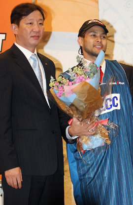 프로농구 사상 처음으로 실시한 하프 코리안 드래프트에서 1순위로 KCC의 지명을 받은 토니 애킨스(오른쪽)가 허재 감독과 함께 기념 촬영을 하고 있다. 연합뉴스