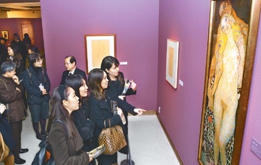 2일 서울 서초구 서울 예술의 전당 한가람미술관에서 개막한 ‘클림트의 황금빛 비밀’전을 찾은 관람객들이 클림트 말년의 대표작 ‘아담과 이브’를 보고 있다. 이 전시는 아시아에서 처음 열리는 클림트의 단독전이다. 이훈구 기자