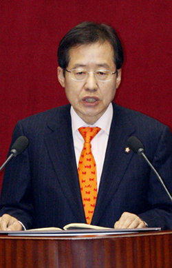 한나라당 홍준표 원내대표가 3일 국회 교섭단체 대표연설을 하고 있다. 홍 원내대표는 연설에서 “이번 임시국회에서 국회폭력방지특별법을 제정해 폭력 의원을 영구히 추방하겠다”고 말했다. 안철민 기자