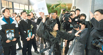 유가족, 검찰 항의 방문서울 용산 철거민 참사의 유가족 등 30여 명이 3일 서울 서초구 서울중앙지검을 항의 방문했다. 이들은 “검찰의 편파 수사 중단”을 요구하며 천성관 지검장에게 항의서한을 전달하기 위해 위층으로 올려가려 했으나 검찰 직원들이 막아서자 서한을 던졌다. 연합뉴스