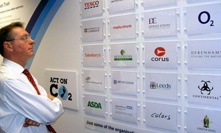 탄소재단은 제품의 생산 및 유통 과정에서 만들어 낸 이산화탄소 양을 표시한 ‘탄소 발자국’을 세계에서 처음으로 고안했다. 런던에 있는 탄소재단 사무실에는 탄소발자국 제도에 참여하고 있는 기업 로고가 전시돼 있다. 런던=황진영  기자