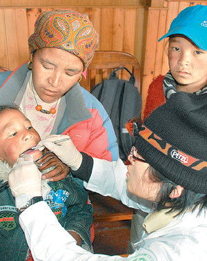 푸르메재단 나눔치과 봉사대로 해발 3450m의 네팔 남체바자르를 찾은 치과의사 이금숙 씨가 여덟 살 난 어린 환자를 진료하고 있다. 남체바자르=신광영 기자