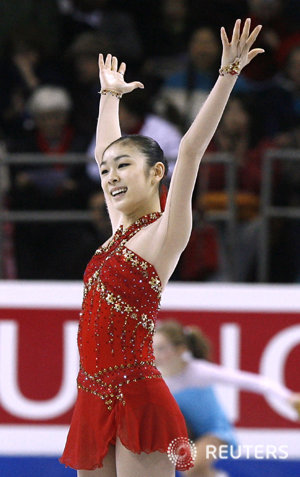 　　‘피겨 퀸’ 김연아가 7일(한국 시간) 캐나다 밴쿠버 퍼시픽 콜리시움에서 열린 ‘2009 국제빙상경기연맹(ISU) 4대륙 피겨선수권대회’ 여자 싱글 프리스케이팅에서 멋진 연기를 선보인 후 팬들에게 인사를 하고 있다. 김연아는 이날 프리스케이팅에서 116.83점을 기록했으며, 쇼트프로그램 점수(72.24점)를 합쳐 총 189.07점으로 우승했다. ⓒ로이터, 무단전재 및 재배포 금지