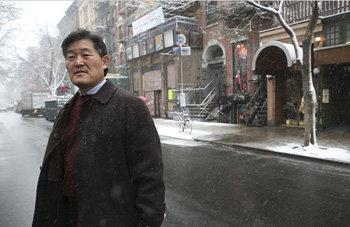 많은 이들의 아쉬움 속에 최근 폐업한 미국 뉴욕 킴스비디오의 김용남 대표. 사진 제공 뉴욕타임스
