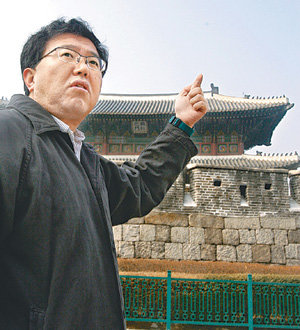 국보1호 숭례문 화재 전소 1주기를 이틀 앞둔 8일 황평우 문화재 전문위원이 ‘보물 1호’ 흥인지문(동대문) 앞에서 문화재 방재 시스템의 문제점을 지적하고 있다. 원대연 기자