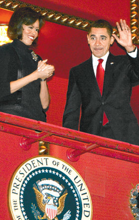 케네디센터 방문 대표적인 흑인 무용단인 ‘앨빈 에일리 아메리칸 무용단’의 50주년 기념 공연 관람차 6일 미국 워싱턴 케네디센터를 방문한 버락 오바마 미국 대통령(오른쪽)과 부인 미셸 여사가 관객들에게 손을 들어 화답하고 있다. 워싱턴=EPA 연합뉴스