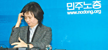 9일 서울 영등포구 여의도동 민주노총 사무실에서 진영옥 위원장 직무대행이 머리를 만지며 고심에 찬 표정을 짓고 있다. 이날 민주노총은 성폭행 시도 사건과 관련해 이석행 위원장을 포함한 지도부가 총사퇴했다. 김재명 기자