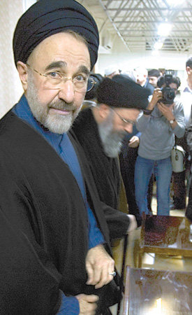 8일 대선 출마 선언을 하기 위해 기자회견에 참석한 모하마드 하타미 전 이란 대통령. 테헤란=로이터 연합뉴스