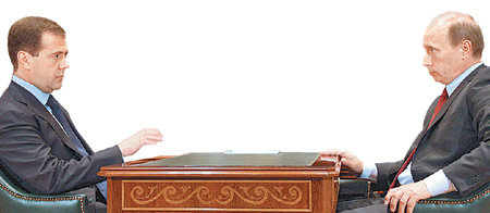 블라디미르 푸틴 총리(오른쪽)와 그의 정치적 후계자인 드미트리 메드베데프 대통령의 관계가 심상치 않다. 2인자 역할에 만족하는 듯 보였던 메드베데프 대통령이 최근 총리와 마찰을 빚으며 협력관계에 금이 가고 있다는 분석이 나온다. 동아일보 자료 사진