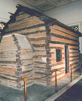 링컨이 태어난 오두막집. 1865년 헐렸다가 19세기 말 추모자들이 복원했다. 1911년에는 이 오두막집을 에워싸는 형태로 기념관이 건설됐다. 호전빌=이기홍 특파원