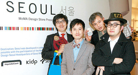 뉴욕현대미술관(MoMA)은 10일(현지 시간) 처음으로 한국의 디자인을 전시 판매하는 ‘데스티네이션-서울’ 행사를 시작했다. MoMA는 이번 행사를 위해 한국 35개 디자인 회사의 75개 제품을 선정했다. 이날 행사 출범 기념식에 참석하기 위해 뉴욕을 방문한 디자이너 송기호 김주 윤상종 박진우 씨(왼쪽부터). 사진 제공 현대카드