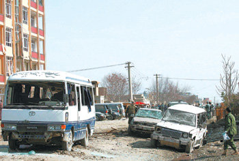 자살폭탄테러로 부서진 차량들 11일 아프가니스탄 수도 카불에서 정부청사를 겨냥한 탈레반의 자살폭탄테러가 발생해 도로 곳곳에 부서진 차량이 즐비하다. 이날 테러로 최소 26명이 죽고 55명이 부상을 당했다. 카불=EPA 연합뉴스