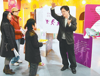 장대익 동덕여대 교수(오른쪽)가 12일 다윈의 200번째 생일을 맞아 국립과천과학관에서 열리는 ‘다윈전’의 진화 관련 전시물 앞에서 과학자 다윈의 다양한 모습을 소개하고 있다. 김상연 기자