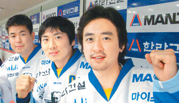 한국팀으로는 처음으로 아이스하키 아시아리그 정규시즌 정상에 오른 안양 한라의 주축 3인방이 24일부터 열리는 플레이오프에서의 선전을 다짐하며 주먹을 쥐어 보이고 있다. 오른쪽부터 골리 손호성, 주장 김우재, 이권재 선수. 김동욱  기자